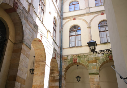 Zazděný arkádový ochoz