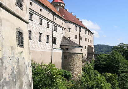 Zámek ze západní strany s malou baštou