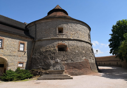 Dělostřelecká bašta - turion a kašna s erbem rodu Piccolomini