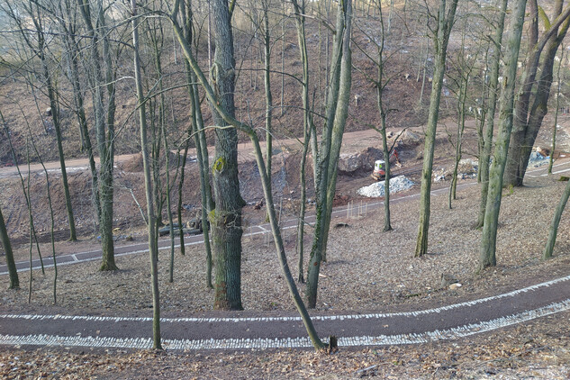 Modulace cest a terénu v západní části areálu zámeckého kopce (4. etapa)