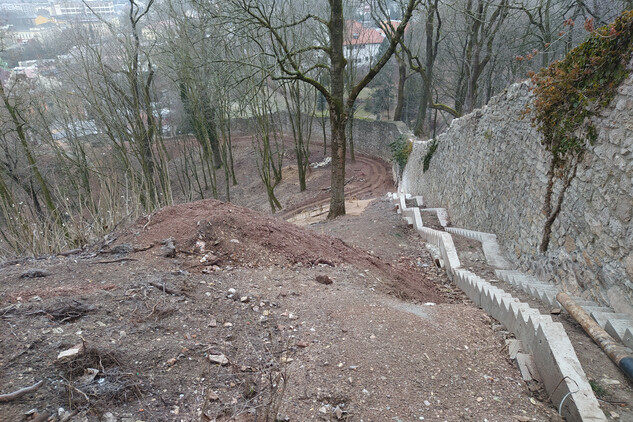 Nově vybudované základy pro budoucí kamenné schodiště podél ohradní zdi na jižním svahu (4. etapa)