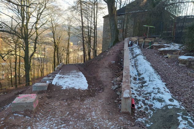 Terenní úpravy - základové konstrukce opěrných zdí a modulace cest včetně budované kanalizace podél medvědária (4. etapa)