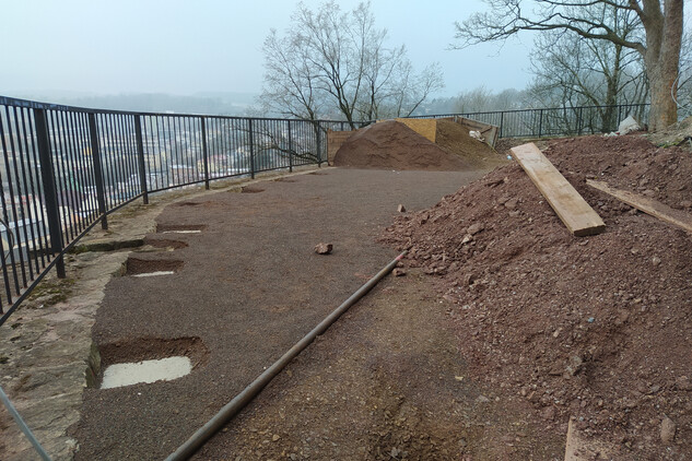 Příprava povrchu na tzv. Velkém kole pod jižní terasou zámku (4. etapa)