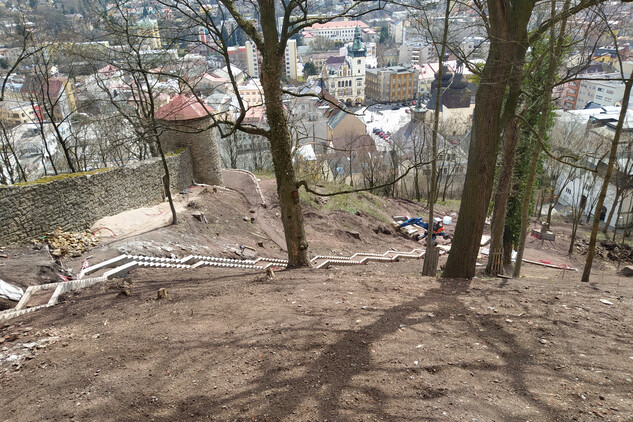 Hlavní schodiště - připravené základy pro osazení kamenných stupňů (5. etapa)