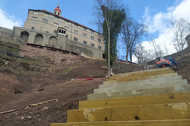Nově osazované kamenné stupně na hlavním schodišti v jižním svahu (5. etapa)