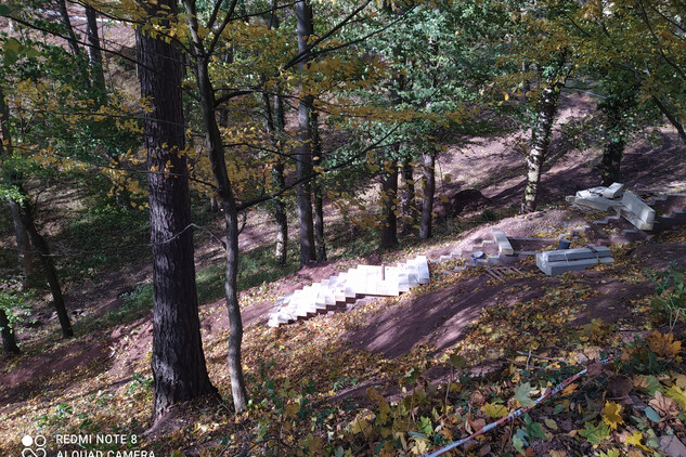 Nově budované schodiště pod západními terasami (3. etapa)