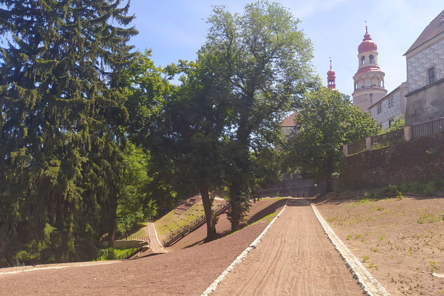 Přístupové cesty v Idiných sadech (6. etapa)